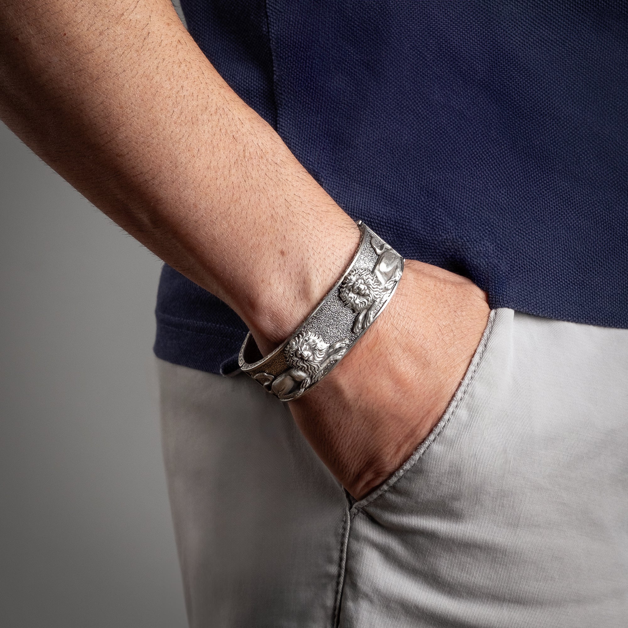 Men’s Sterling Silver Lion Bracelet – Bold Handcrafted Cuff with Reclining Lion Motifs